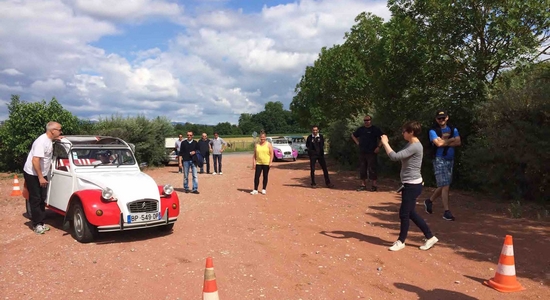 Rallye en voiture 2cv